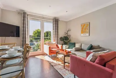 Image de 2br Apt Near Windsor Castle + Free Parking&Balcony