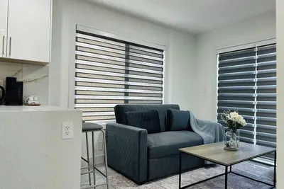 Image de Cozy 2 bedroom suite | Pet Friendly | Garage
