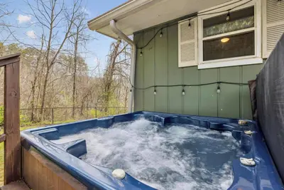 Image de Spacious 6br for 16+ w/Hot Tub, Game Room & Grill!