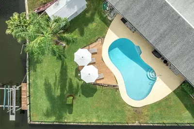 Image de Waterfront Oasis Canal Views Boat Access Sleeps 10