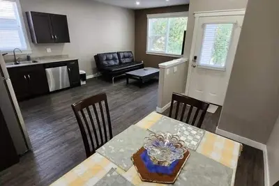 Image de Elegant Family Home by Stadium, Airport, Shopping