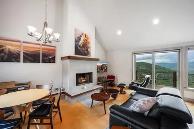 Image de Acorn Ridge: Scenic mountain retreat with hot tub, panoramic views, and classic