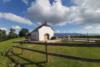 Image de maison à la campagne entourée d'animaux face aux Pyrénées pour 4 personnes