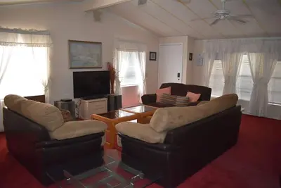 Image de Retro Charm Meets Home Comfort- 2br/2ba Rivered Desert Retreat with Boat Parking