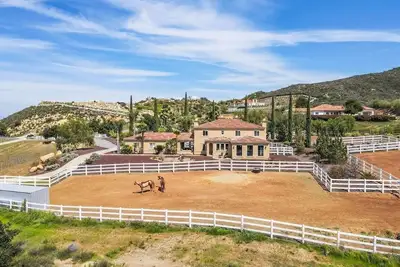 Image de Tuscan Villa on 5 Acre Vineyard Equestrian Estate, Pool HotSpa Breathtaking View