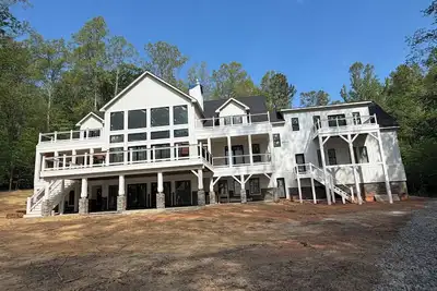 Image de License To Chill Ii Spacious 8-bedroom Lake Anna house.
