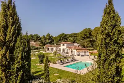 Image de Villa Avanaelle, grande villa familiale avec piscine au cœur de la Provence.