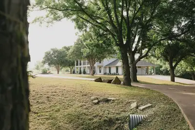 Image de Honeysuckle Manor – Texas Charm on 7 Peaceful Acres