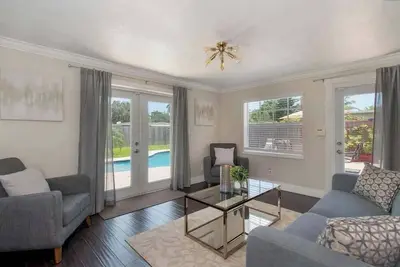 Image de Sunlit Escape 3br and 2ba with Private Pool and Backyard