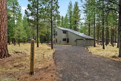 Image de Newly renovated cozy cabin in charming Black Butte Ranch