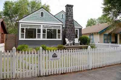 Image de Modern bungalow charm! Steps to downtown & the surf wave, salt water hot tub!