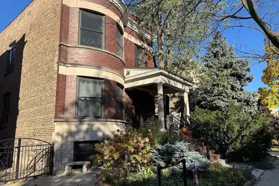 Image de \nCozy 2br, 1. 5 Ba Apt w/Utilities-Vibrant Area, Walk to Lake, Trains&Restaurants