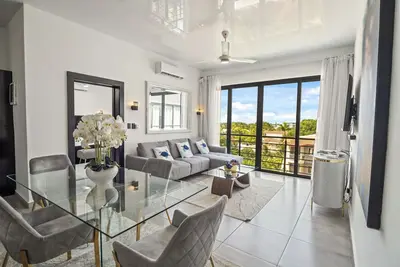 Image de 2br at Rizz Suites • Pool • 24/7 Gym • Walk to Beach • 2 King Beds • Sosua