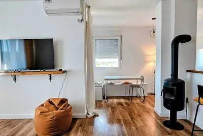 Image de Tesla City-View Apartment with Free Parking, Fruits, Coffee & Wi-Fi