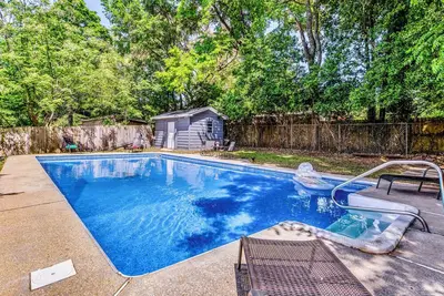 Image de Family Home, Fire Pit, Sunroom & Pet-Friendly Yard