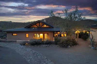 Image de Luxe straw bale home on 3+ acres, 20 min to dntwn!