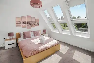 Image de Chic Riverside Retreat Salford 4bd + free parking