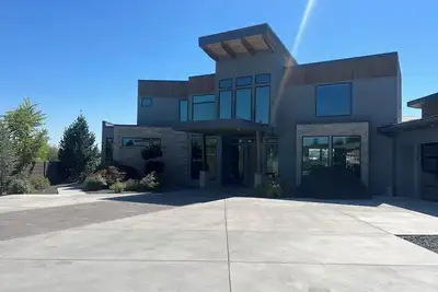 Image de River Front Property with Boat Dock, basketball court Bbq and View
