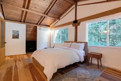 Image de Hot Tub & Sauna - 1 mile from Mount Rainier Np - Forest view - Sleeps 8