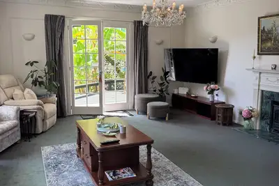 Image de Backing on native bush yet 650m to the beach. Stunning spacious family home.