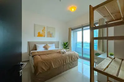 Spacious 1-Bed Flat w/ City & Partial Marina Views