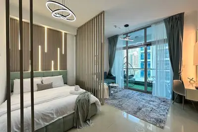 Image de Stylish Studio with Stunning Marina Canal Views