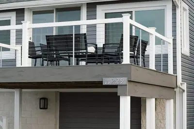 Image de Newly Renovated Lakefront Retreat w/ Unbeatable Lake Erie Views & Private Beach.