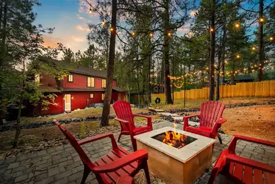 Image de Mountain Fun w/Hot Tub, Game Areas, Huge Yard, Waffle Bar! Pet Friendly