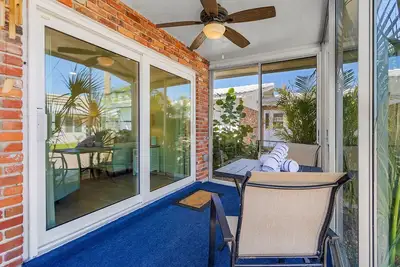 Image de Beachfront Bliss for 4 with Sunroom & Pool Access on Siesta Key - Aloha Kai #34