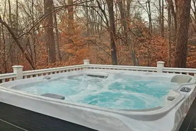 Image de Romantic Luxury Lake Access Cabin w/ Hot Tub, Spacious Deck, and Pine walls