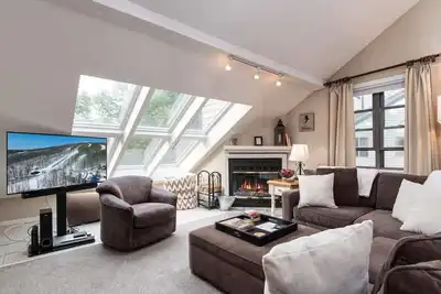 Image de Direct Ski Access from J Building Okemo Winterplace