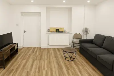 Image de Charming 5-Bed Retreat in the Heart of Churchill  with Parking