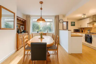 Image de Bright & Stylish 3br - Close to Uwe & Free Parking