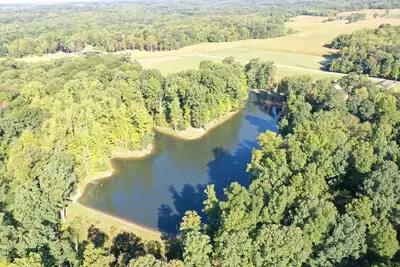 Image de Beautiful, cozy, lakeside wooded getaway in serene surroundings.