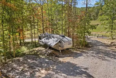 Image de Luxury Rv Retreat wd firepit and grille– Serene Wooded Stay near Red River Gorge