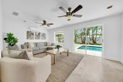 Image de Oasis49 | spacious 4-bedroom getaway with pool!