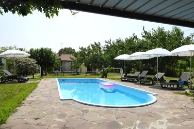 Image de Agréable appartement dans une maison de vacances avec Wifi, climatisation, piscine et patio