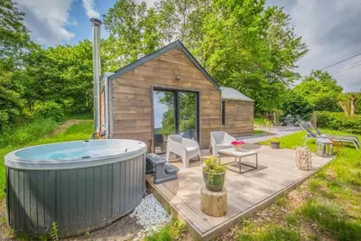Image de Chalet avec spa extérieur et situation rurale