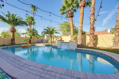 Image de Luxe Outdoor Oasis: 'Palm Tree Villa' in Chandler