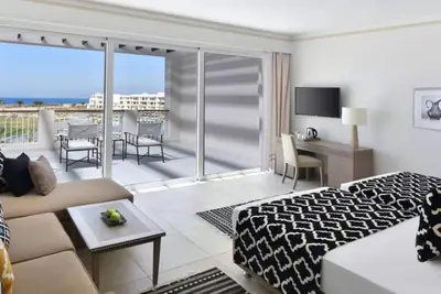 Image de 3 Sea-view Rooms | Private Pool Access, Spa, Dining & Coral Reef Adventures