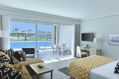 Image de 2 Swim-Up Rooms & All-Inclusive Dining at Stylish Adults-Only Red Sea Retreat