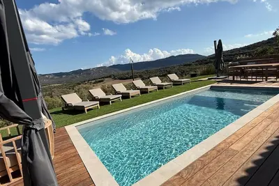 Image de La Bergerie de Lison Piscine spa vue panoramique