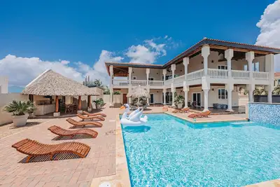Image de Perched on a hill in Noord, this villa is a 6-bed, 7-bath luxury retreat just minutes from Palm Beach. With 5, 500 sq. ft. of indoor comfort plus expansive outdoor living, this private villa blends upscale elegance with island charm.