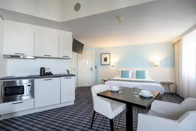 Image de Peaceful Stay Close to the Breathtaking Beach: Scenic Afternoon Walks | 3 Rooms