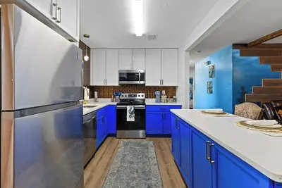 Image de Underwater Home w/Game Room ~6 min to Stadium & Downtown / 2 King Beds &Fire Pit