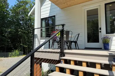 Image de Modern 2br forest retreat steps from Galbraith trails & Lake Whatcom. Monthly stays Jan–Mar 2026. Fast Wi-Fi & desk for remote work. Mount Baker skiing just 80 mins away.
