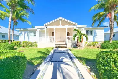 Image de Exclusive Bimini Bay home with private boat slip.