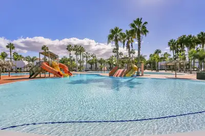 Image de Vacances 'Amelia Oasis Dunas -corralejo-' avec piscine partagée, terrasse privée et Wi-Fi