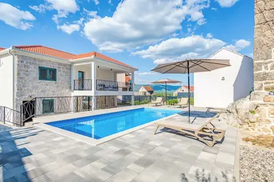 Image de Villa Elegant Stone - Trois Chambres Villa, Couchages 6