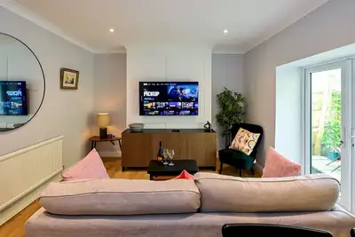 Image de Stylish 1-Bed Flat w/ Garden in Leafy Pontcanna | Pass the Keys